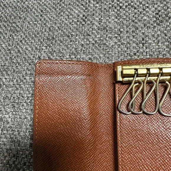 Authentic Louis Vuitton Monogram key holder - Picture 7 of 8